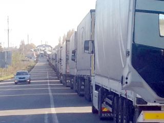 Спасатели помогают водителям которые застряли в очереди на луганской границе