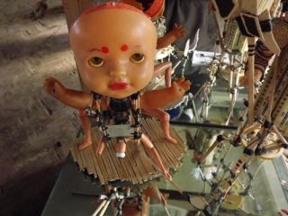 Огромный робот, жуткие куклы и странные скульптуры на секретном объекте в Луганске (фото)