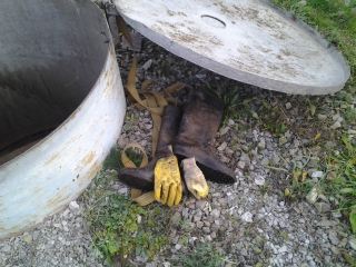 На Луганщине владелец АЗС чуть не задохнулся в резервуаре для бензина фото