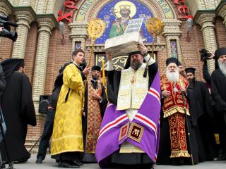 В Луганск привезли великую христианскую святыню фото видео карта