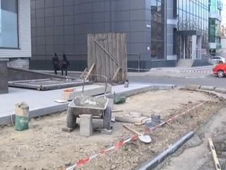 Изза строительства отеля луганские пешеходы лишились тротуара видео