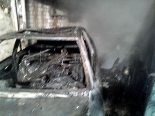 На Луганщине вместе с автомобилем едва не сгорел мужчина фото