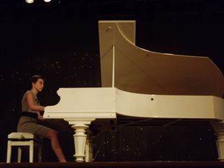 Девочка пострадавшая от взрыва в Луганске  августа лечится музыкой фото