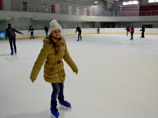 На луганской Ледовой арене школьников учат кататься на коньках и готовят будущих чемпионов