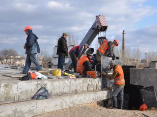 Путепровод по ул Советской строят днем и ночью