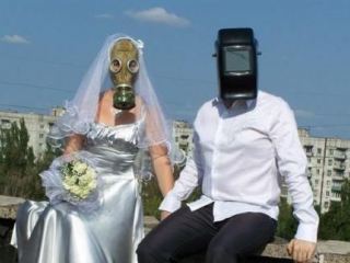 В Горловке сыграли свадьбу в противогазах видео