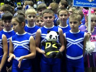 Кубок Украины по чирлидингу в Луганске, или Когда членом команды может стать даже панда (фото, видео)