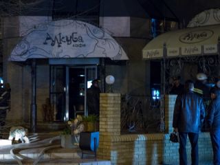 Пожар в центре Луганска горело кафе Алкуба фото