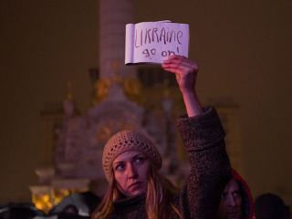 На Евромайдане в Киеве митингуют  человек