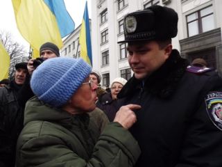 В Луганске митинг в поддержку ассоциации с ЕС провели несмотря на запрет суда фото видео