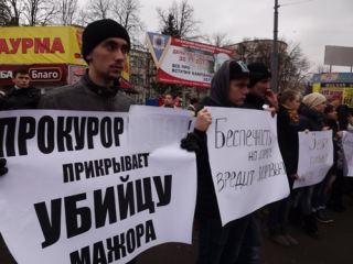 «Прокурор прикрывает убийцу-мажора»: в Луганске с плакатами почтили память погибшей в ДТП девушки (фото)