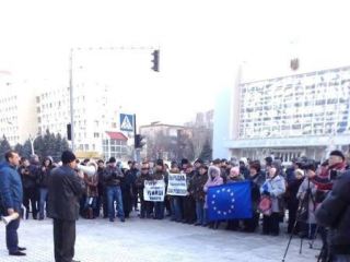 Митинг возле Луганской областной прокуратуры люди требуют отставки Анатолия Мельника