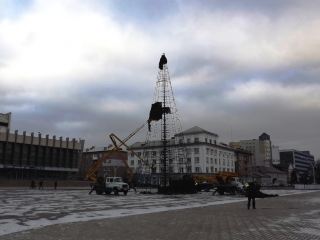 Луганск украшают к новогодним праздникам (фото)
