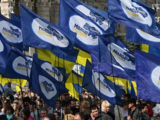 Молодые регионы в Луганске проведут акцию Они  майданят Донбасс  работает