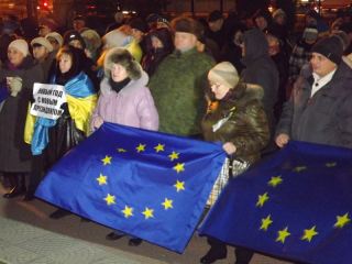 Луганчане на митинге потребовали чтобы президент ушел в отставку фото