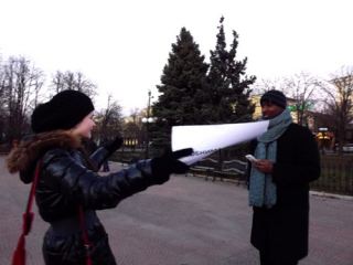 Луганчане убежали от бесплатных обнимашек фото