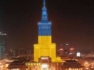 Самое высокое здание в Польше раскрасили в цвета украинского флага