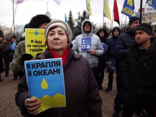 Креативные плакаты, веселые казаки и много милиции: в Луганске прошло Народное вече в поддержку Евромайдана (фото, видео)