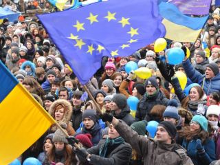 Евромайдан разделил Украину пополам инфографика