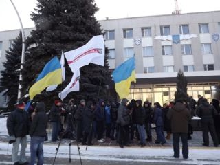 В Луганске оппозиционеры пикетировали областное УМВД фото