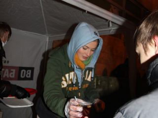 Мисс Украина  угощает чаем участников Евромайдана