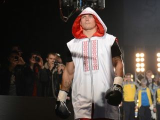 Усик выиграл свой второй бой на профессиональном ринге  