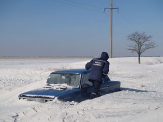 Луганские спасатели вызволили из снежного плена четыре автомобиля