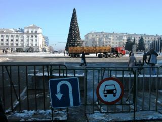 Центральную елку Луганска забаррикадировали фото карта