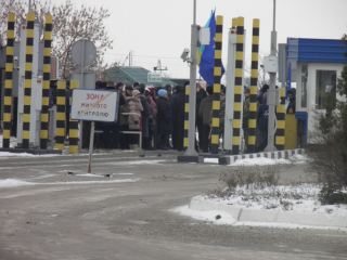 Акция луганских оппозиционеров в поддержку Евромайдана привела к конфликту на границе с Россией (фото)