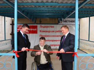 Краснодонуголь построил беседку на территории городского Фонда социального страхования