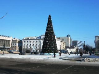 Как менялась главная елка Луганска за 5 лет (фото)
