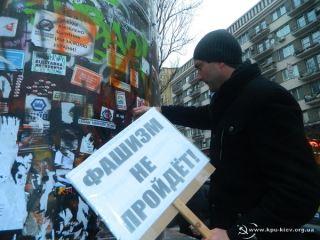 Киевские коммунисты сорвали бандеровскую тряпку с постамента Ленина фото видео