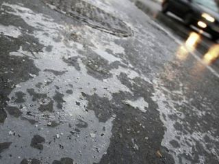 Синоптики предупреждают об усилении ветра и гололедице на дорогах